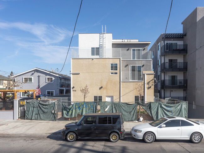 11731 Runnymede St in North Hollywood, CA - Foto de edificio - Building Photo