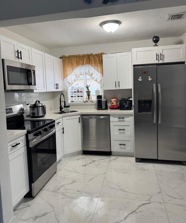 19710 NW 46th Ave in Miami Gardens, FL - Building Photo - Building Photo