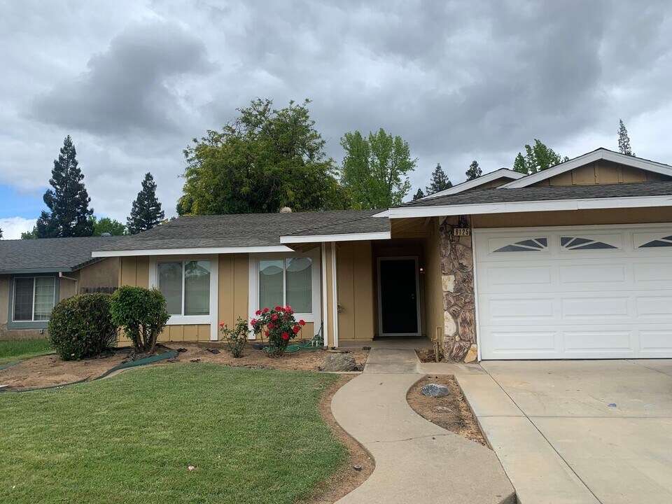 9125 Plumgrove Way in Sacramento, CA - Building Photo