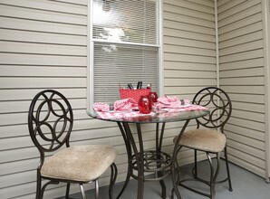 Sunlake Apartments in Kenner, LA - Foto de edificio - Building Photo