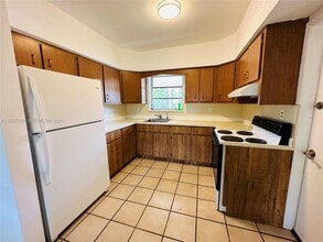 5705 SW 39th St in Miami, FL - Building Photo - Building Photo