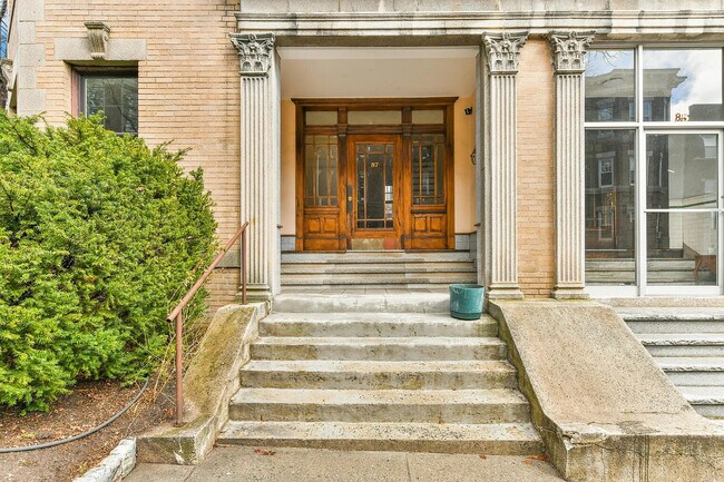 87 Browne St, Unit 1 in Brookline, MA - Building Photo - Building Photo