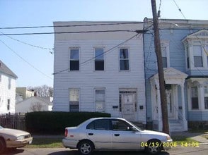 64 Mcelwain Ave in Cohoes, NY - Foto de edificio - Building Photo