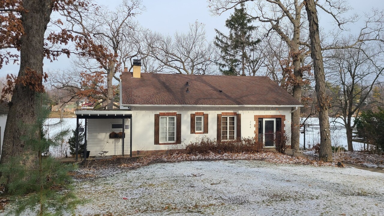 244 Indian Trail in Lake In The Hills, IL - Building Photo