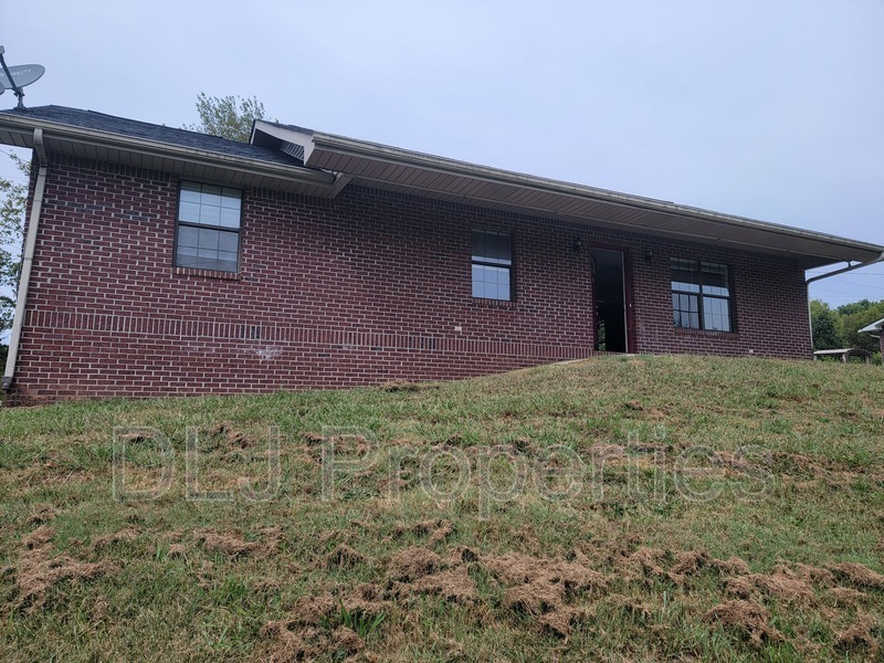 1100 Hicks Rd in Jefferson City, TN - Building Photo