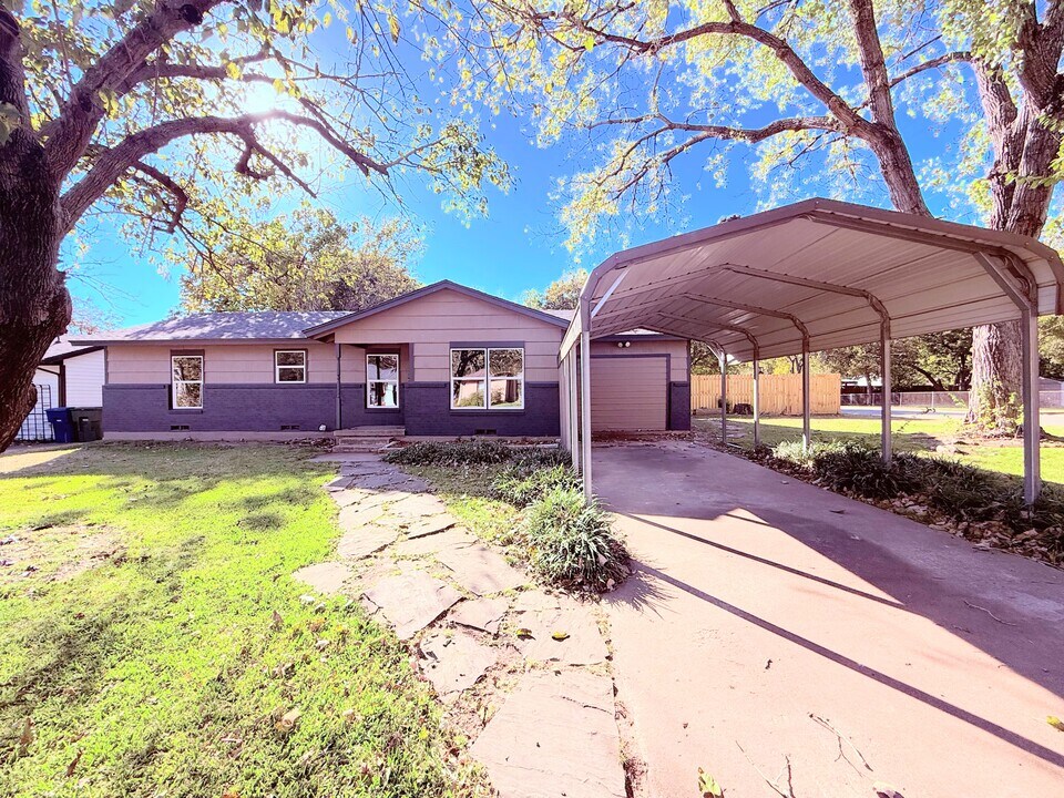 1318 N Binkley St in Sherman, TX - Building Photo