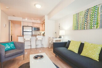 192 Adelaide St W in Toronto, ON - Building Photo - Building Photo