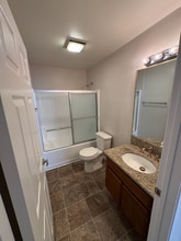 515 E Elmwood Ave, Unit 211 in Burbank, CA - Building Photo - Building Photo