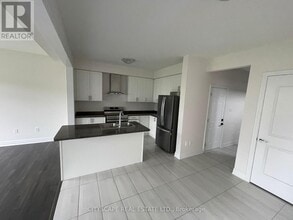 9249 White Oak Ave in Niagara Falls, ON - Building Photo - Building Photo