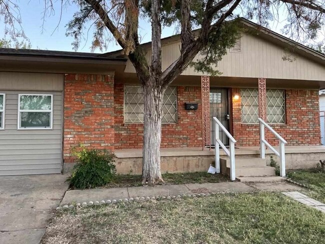 property at 717 SW Ranch Oak Blvd