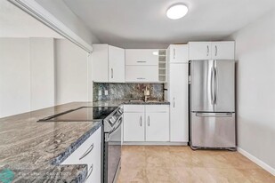 3199 S Ocean Dr in Hallandale Beach, FL - Building Photo