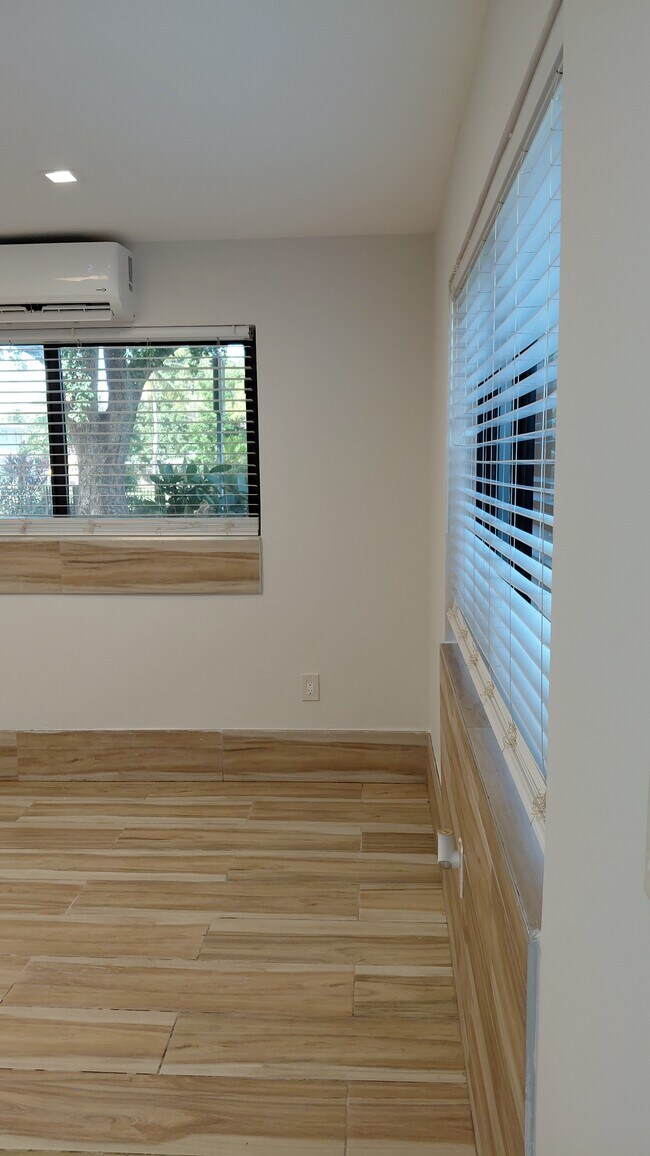 1858 Dewey St in Hollywood, FL - Building Photo - Building Photo