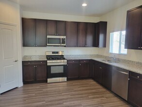 8062 Kings Guard St in Las Vegas, NV - Building Photo - Building Photo