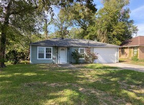 2103 Holly Dr in Dickinson, TX - Building Photo