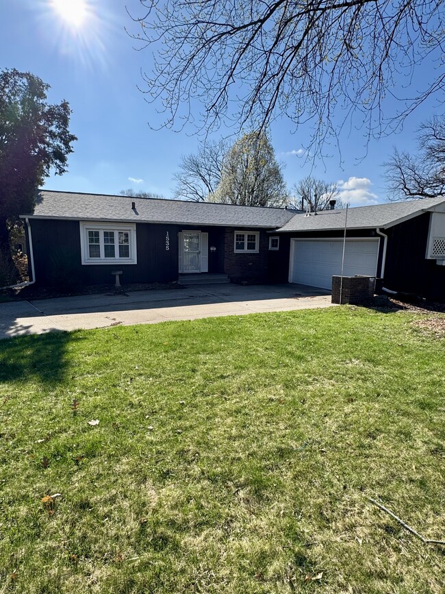 1535 Monterey Ct in Bettendorf, IA - Building Photo - Building Photo