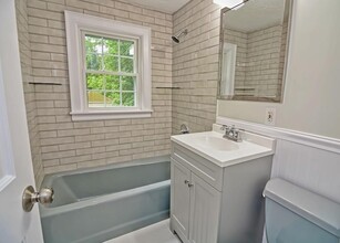 28 Fuller Ter, Unit 2 in Newton, MA - Foto de edificio - Building Photo