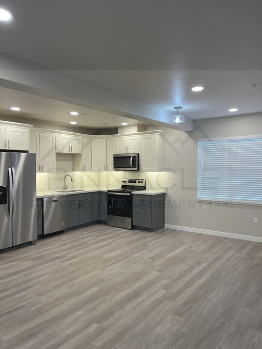1001 W Yakima Ave, Unit 8 in Yakima, WA - Building Photo