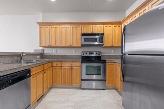 929 SE Marion St in Portland, OR - Building Photo - Building Photo