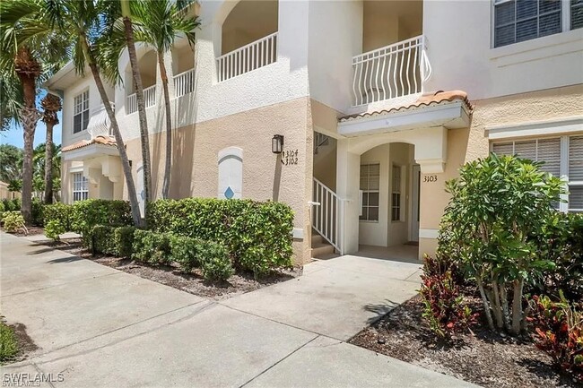 3021 Driftwood Way in Naples, FL - Foto de edificio - Building Photo