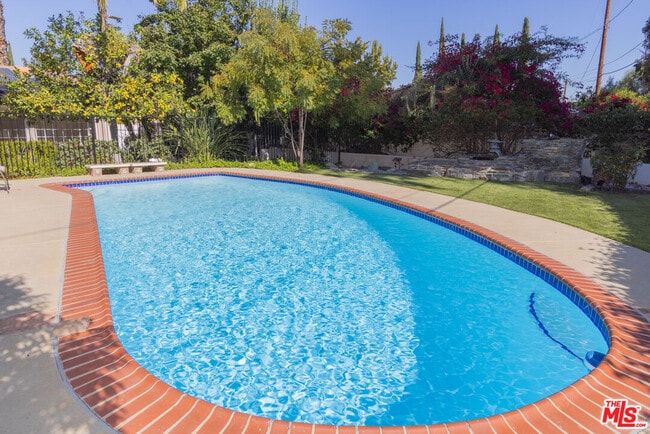 24316 Burbank Blvd in Los Angeles, CA - Building Photo - Building Photo