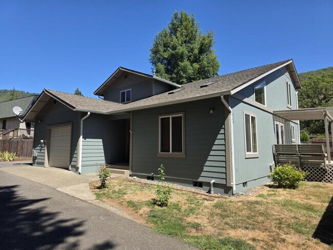 1020 NE Hefley St in Grants Pass, OR - Building Photo - Building Photo