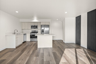 2525 Hauser Blvd in Los Angeles, CA - Building Photo - Interior Photo