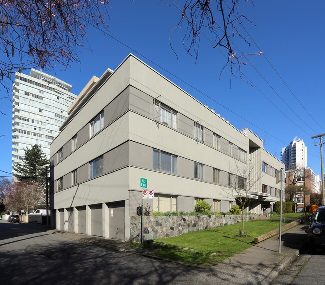 1025 Chilco St in Vancouver, BC - Building Photo - Building Photo