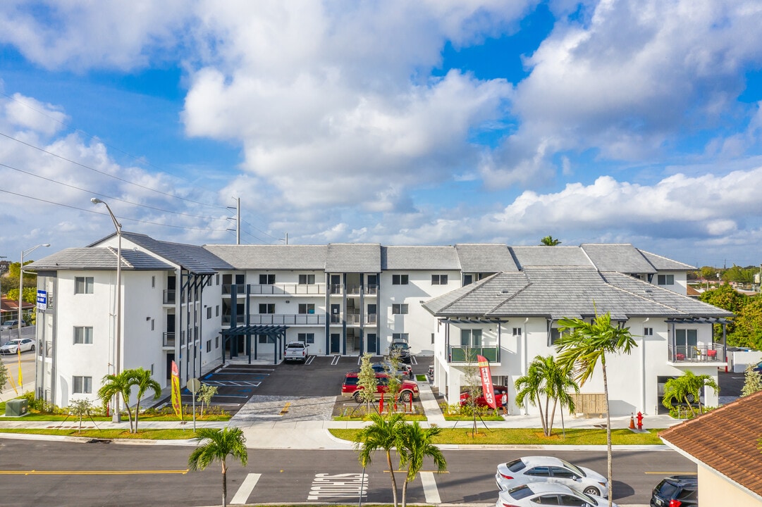 Nueva Aventura in Hialeah, FL - Foto de edificio