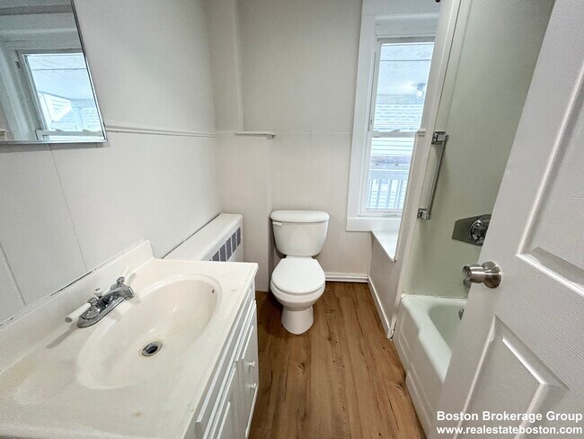 13 Saratoga St, Unit 2 in Boston, MA - Foto de edificio - Building Photo