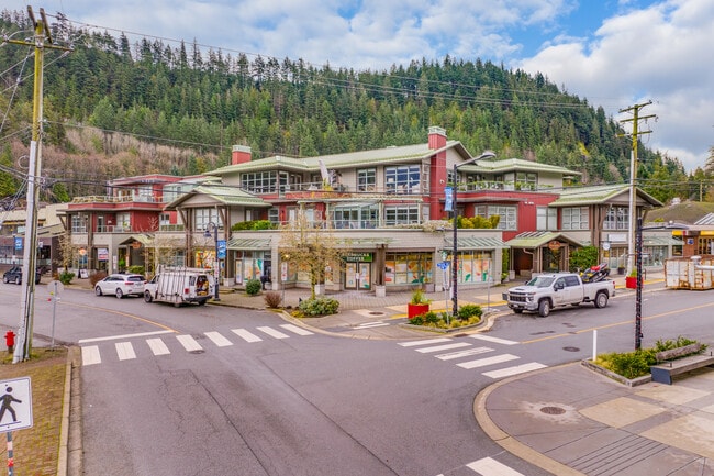 Galleries on the Bay in West Vancouver, BC - Building Photo - Building Photo
