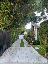 7024 De Longpre Ave in Los Angeles, CA - Foto de edificio - Building Photo