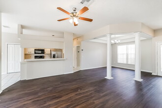 8712 Cypress Lakes Blvd in New Port Richey, FL - Foto de edificio - Building Photo