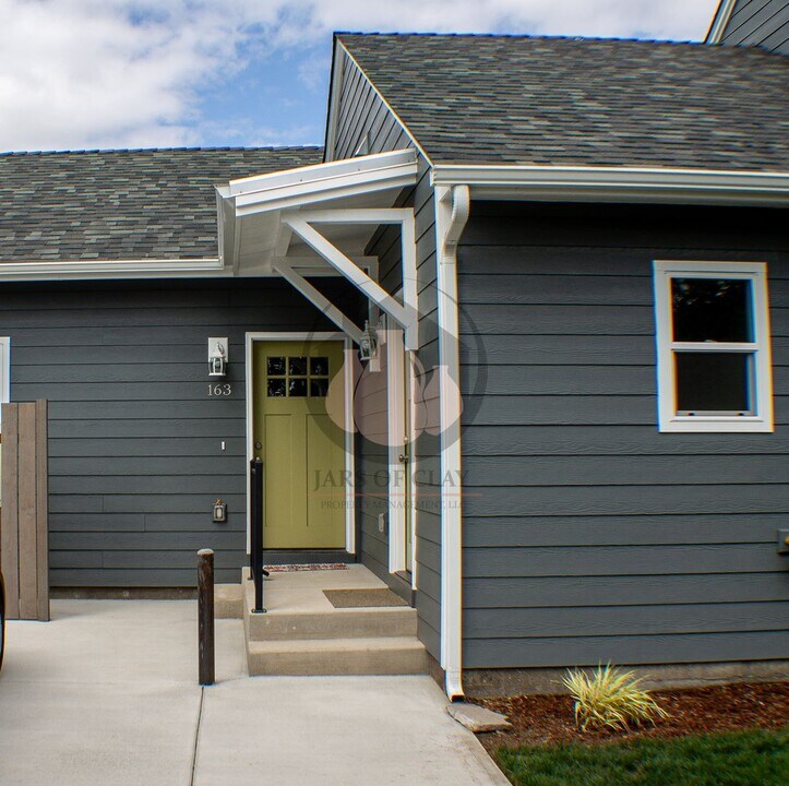 163 E Fir St in Stayton, OR - Building Photo