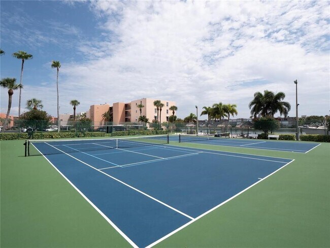 7405 Bay Island Dr S in South Pasadena, FL - Building Photo - Building Photo