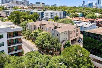 2414 Longview St, Unit 102 in Austin, TX - Building Photo - Building Photo