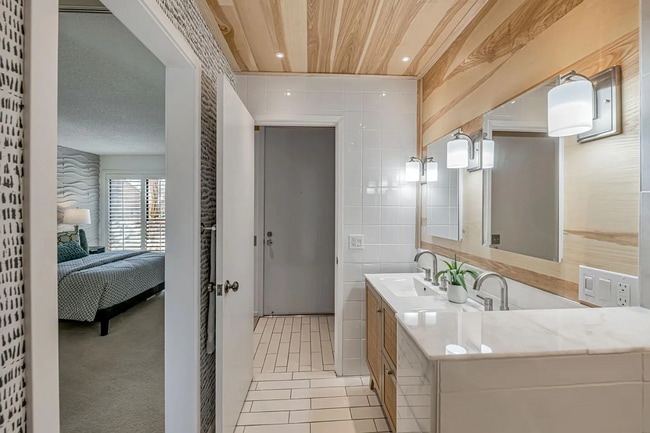 879 Woodside Ln E in Sacramento, CA - Building Photo - Building Photo