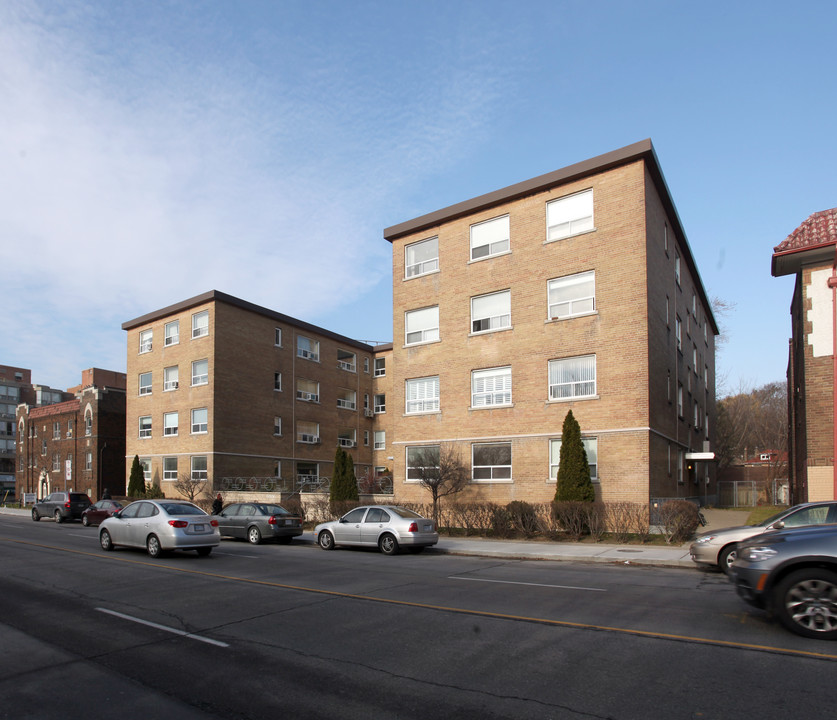 2000 Bloor St W in Toronto, ON - Building Photo