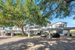 818 Tanbark Dr in Naples, FL - Building Photo