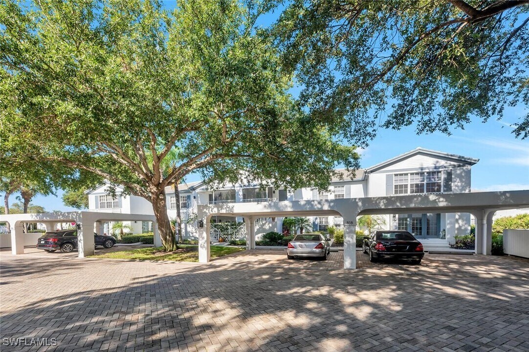 818 Tanbark Dr in Naples, FL - Foto de edificio