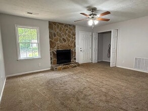 Room in House on Willowbrook Dr in Douglasville, GA - Building Photo - Building Photo