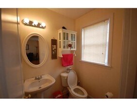 22 Shanley St, Unit #2 in Boston, MA - Foto de edificio - Building Photo