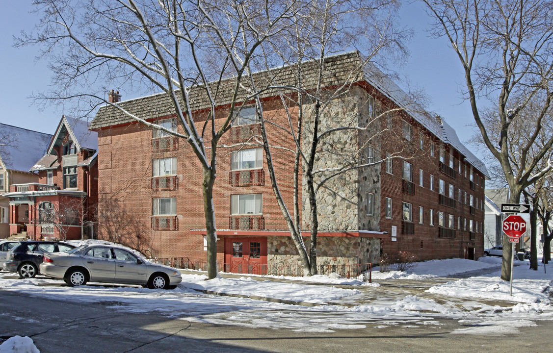 River Beach Apartments in Milwaukee, WI - Building Photo