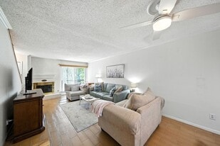 3919 Fairmont Pkwy, Unit 115 in Pasadena, TX - Building Photo