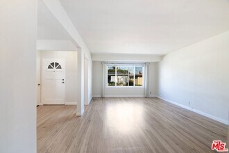 6322 W 79th St in Los Angeles, CA - Building Photo - Building Photo