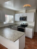 5462 Adobe Falls Rd in San Diego, CA - Building Photo