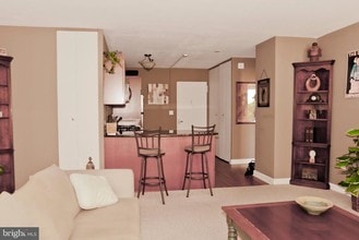 220 Locust St-Unit -4F in Philadelphia, PA - Building Photo - Building Photo