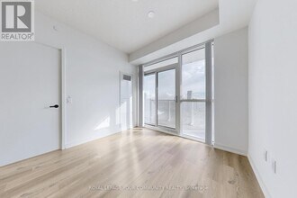 28 Interchange Wy in Vaughan, ON - Building Photo - Building Photo