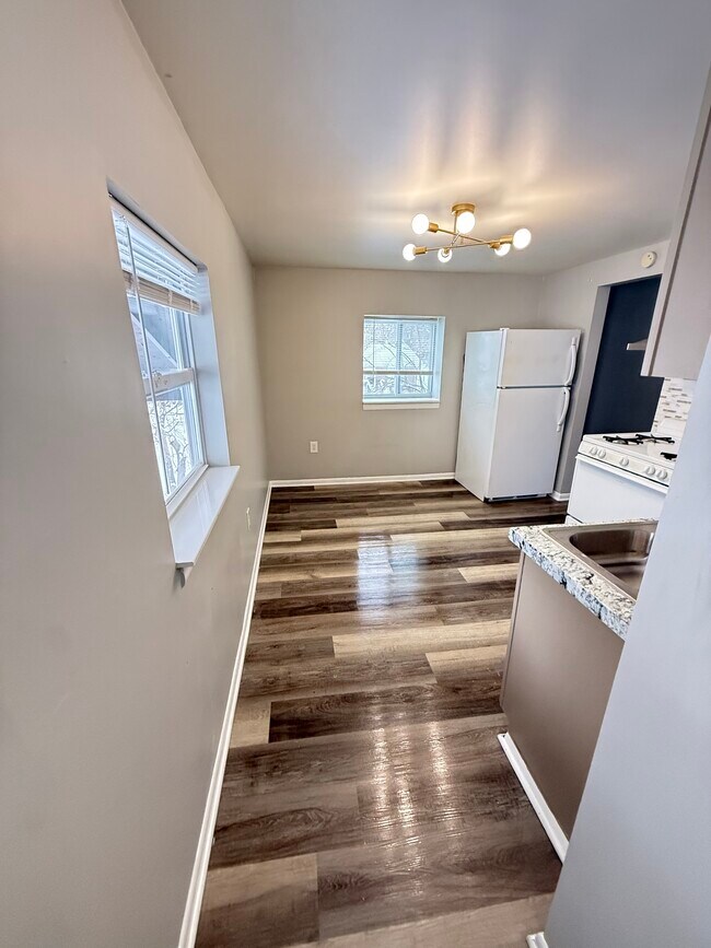 421 Pine St, Unit C in Clio, MI - Foto de edificio - Building Photo