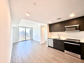 133 NE 24th St, Unit B12 in Miami, FL - Foto de edificio - Building Photo