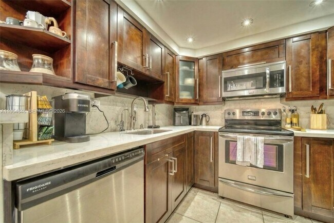 6937 Bay Dr in Miami Beach, FL - Building Photo - Building Photo